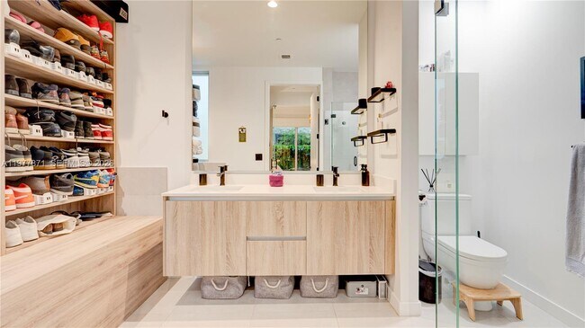 Building Photo - 545 SW 11th St