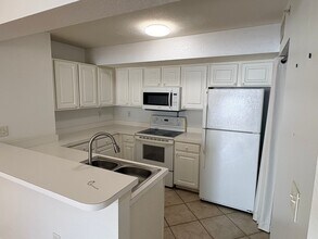 Building Photo - 2/2 Condo for Rent in Fort Myers