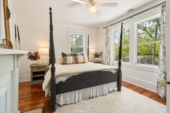 Building Photo - Charming 3 Bedroom Home Near Downtown Savannah with Flex Room & Fenced Yard