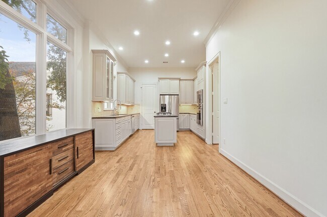 Building Photo - 521 Lovett Blvd