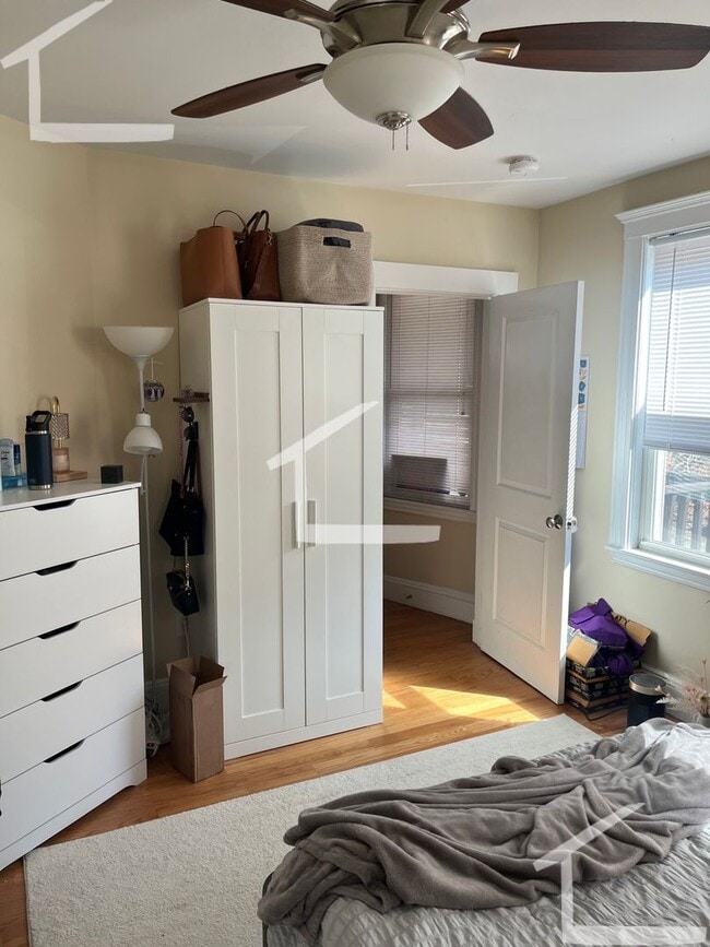 Building Photo - 9/1 No Fee! Spacious 3BR/2BA w/parking included!