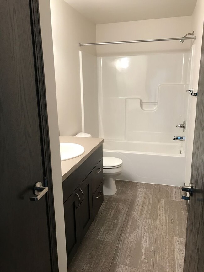 Building Photo - 3 Bed 2 Bath Twin Home