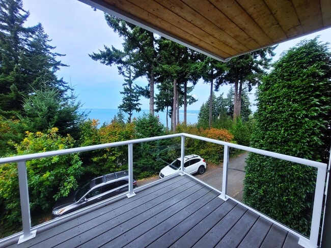 Building Photo - Beautiful South Hill Home with Bay Views 3...