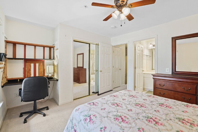 Building Photo - Spacious, Private AND Convenient 2-Level C...