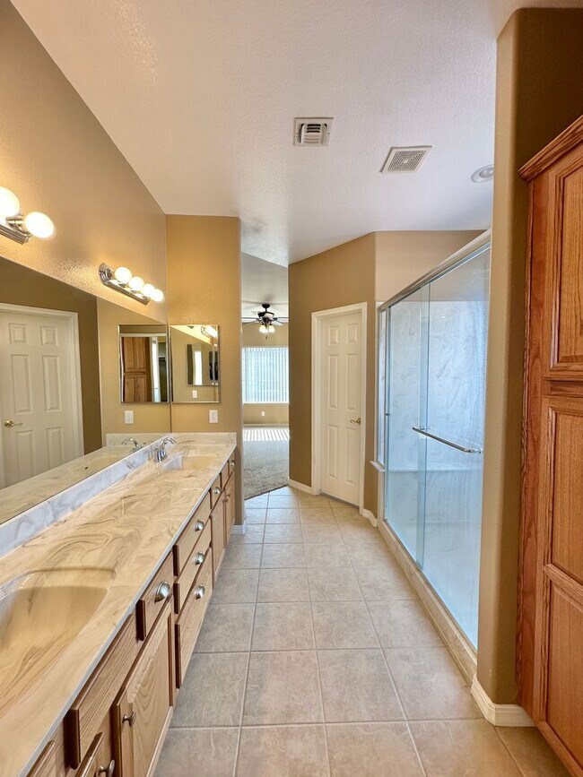 Building Photo - Beautiful 3 bedroom, 3 bathroom home with ...