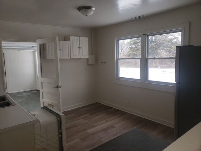 Building Photo - 3 Bedroom in New Haven 2 Bath with Man Cav...