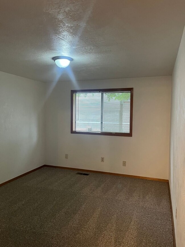 Building Photo - 3 Bedroom 2 Bath House