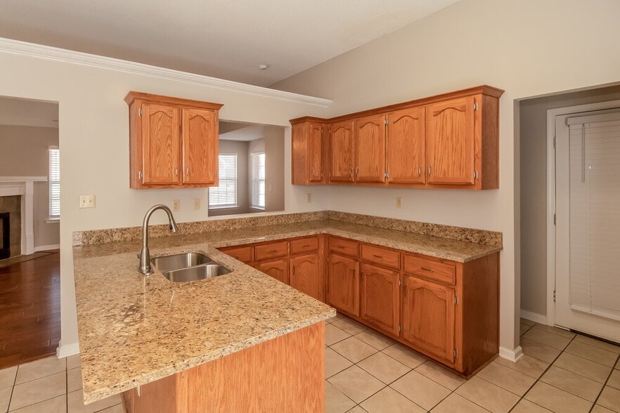 Building Photo - 7677 Fox Hunt Dr E
