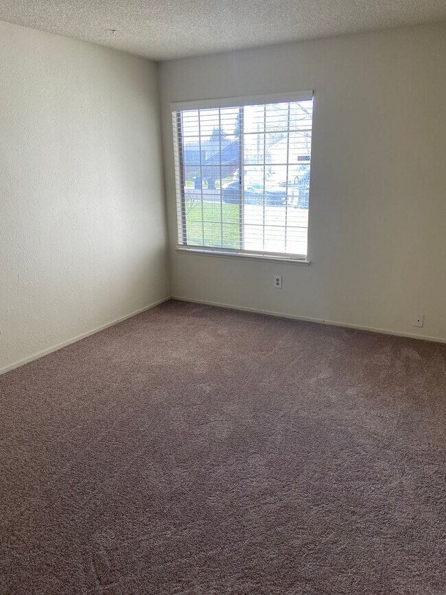 Building Photo - Semi Remodeled One Story 3 Bdrm, 2 Bath!