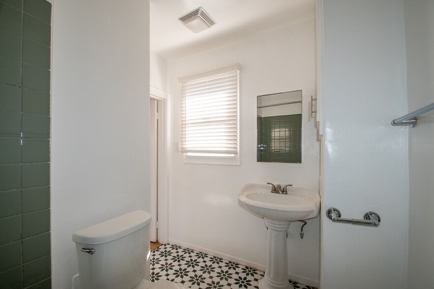 Building Photo - 5212 Fountain Ave