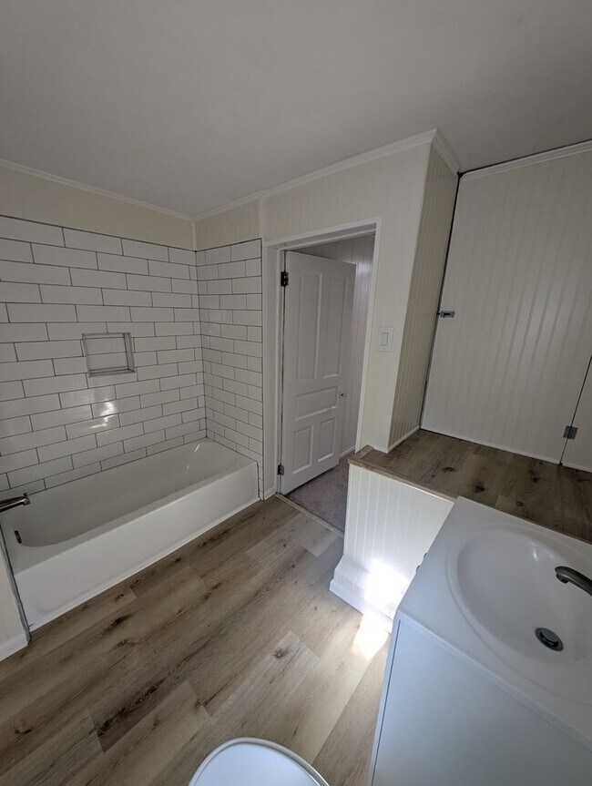 Building Photo - Newly Reno2 Bed, 1 Bath Home in Pitcairn -- Available NOW!