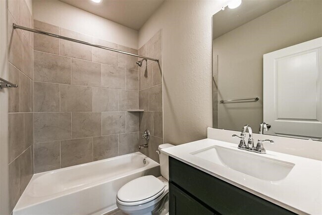 Building Photo - 745 Lake Lacosta Dr