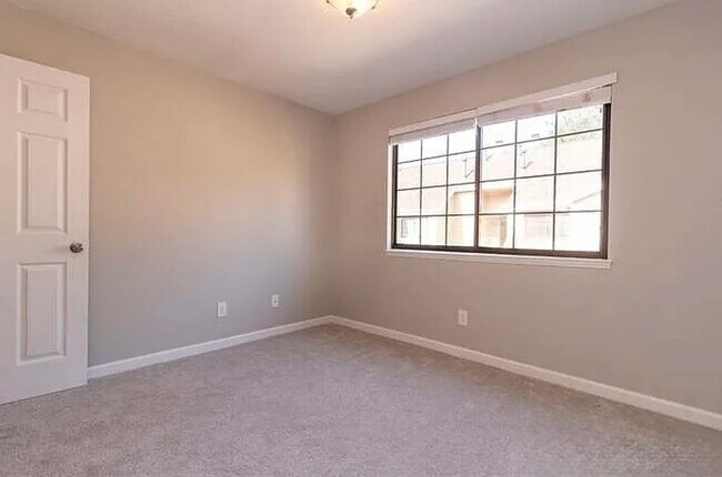 Building Photo - Updated Top-Floor Condo in Boulder’s Powde...