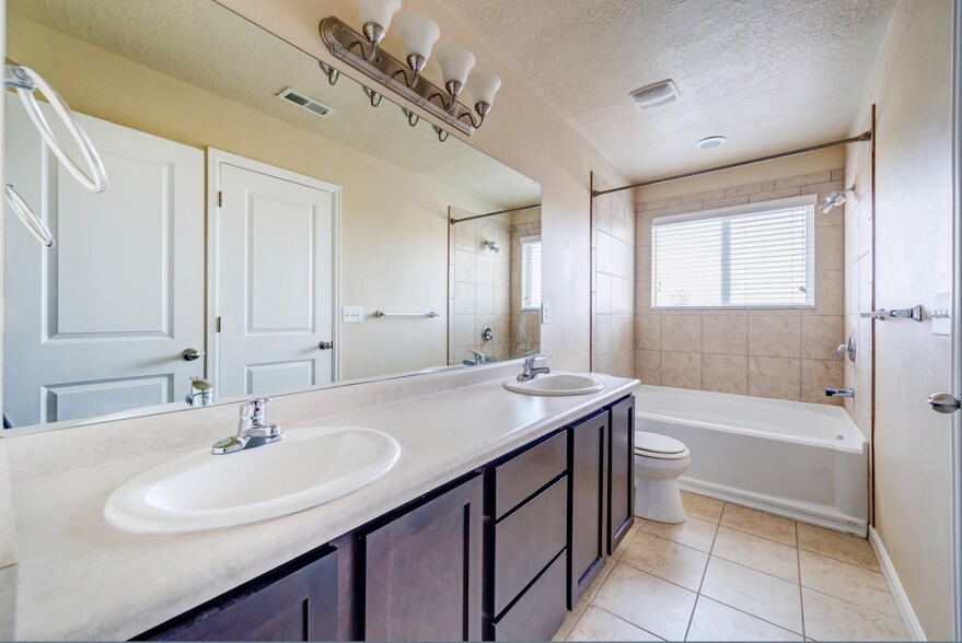 Building Photo - 4299 N Cresthaven Ln