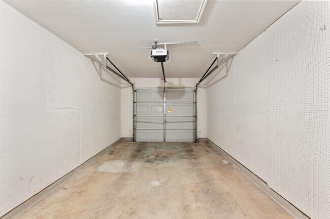 Building Photo - 160 Prairie Springs Loop