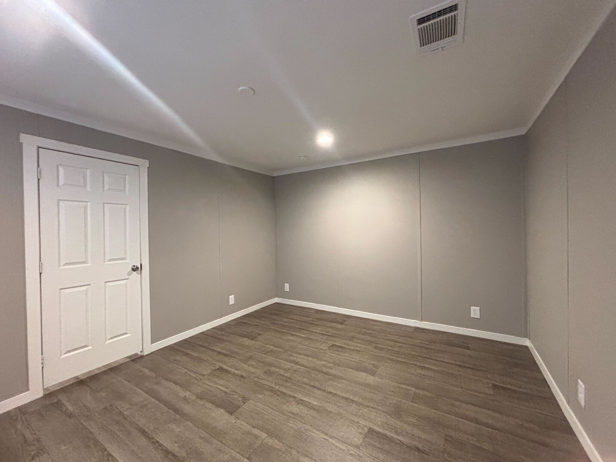 Building Photo - 116 E Semands St