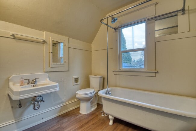 Building Photo - In the heart of Downtown Vancovuer