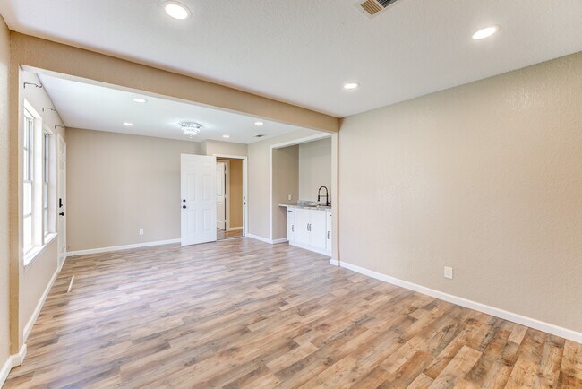 Building Photo - 305 Yaupon St