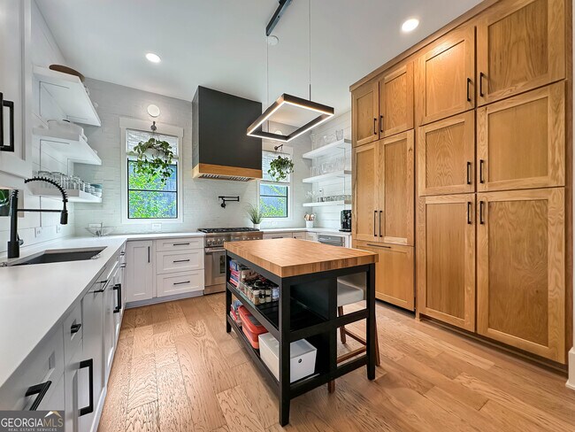 Building Photo - 300 Mado Ln