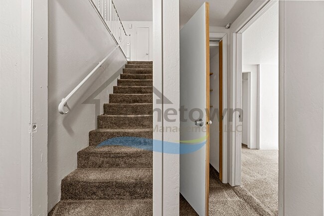 Building Photo - Large 4 Bedroom 2 Bathroom Home with Off S...
