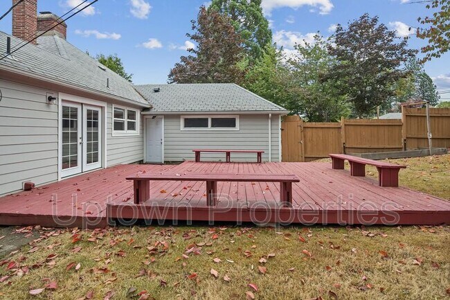 Building Photo - 9520 SW Cypress St