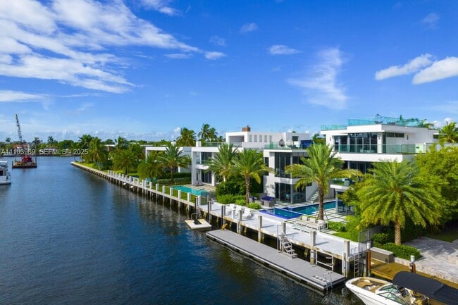 Building Photo - 440 Mola Ave