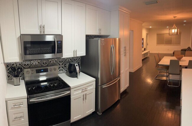 Building Photo - 1955 Washington St