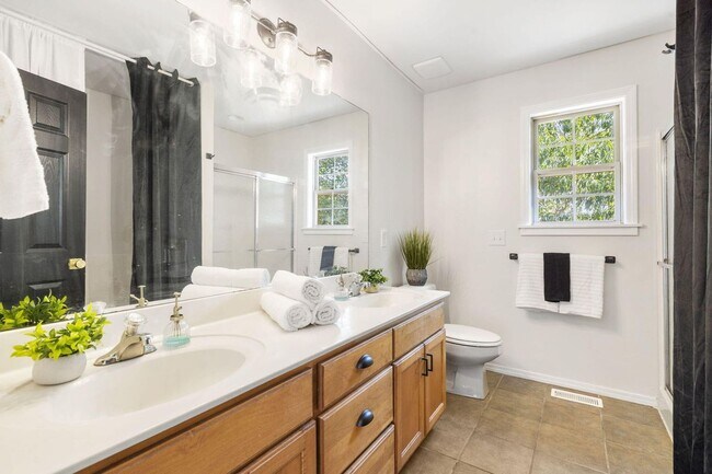 Building Photo - Newly Remodeled! | 4 Bedroom | 2 Bathroom | 2 Car Garage | 1,700 sq ft home | Fenced in back yard...