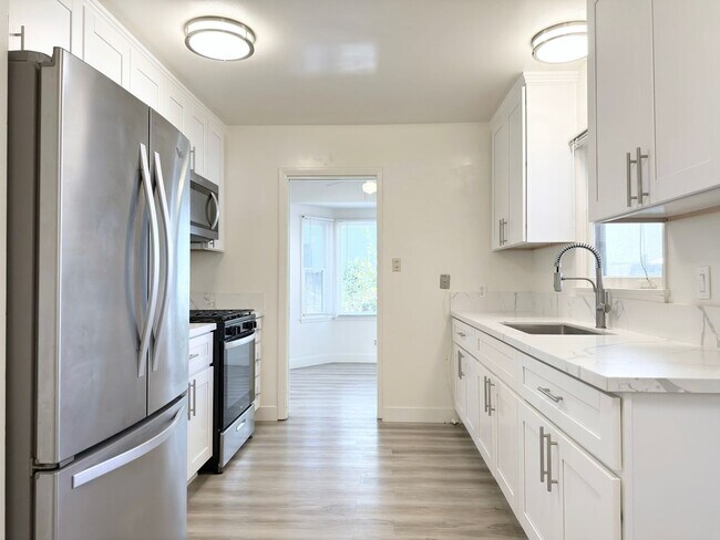 Building Photo - Coastal Charm Full of Upgrades!