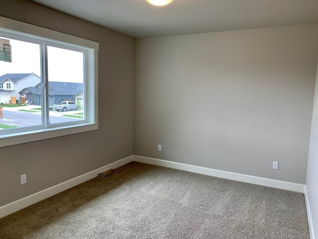Building Photo - Beautiful Newer 4 Bedroom Home with A/C in Redmond!