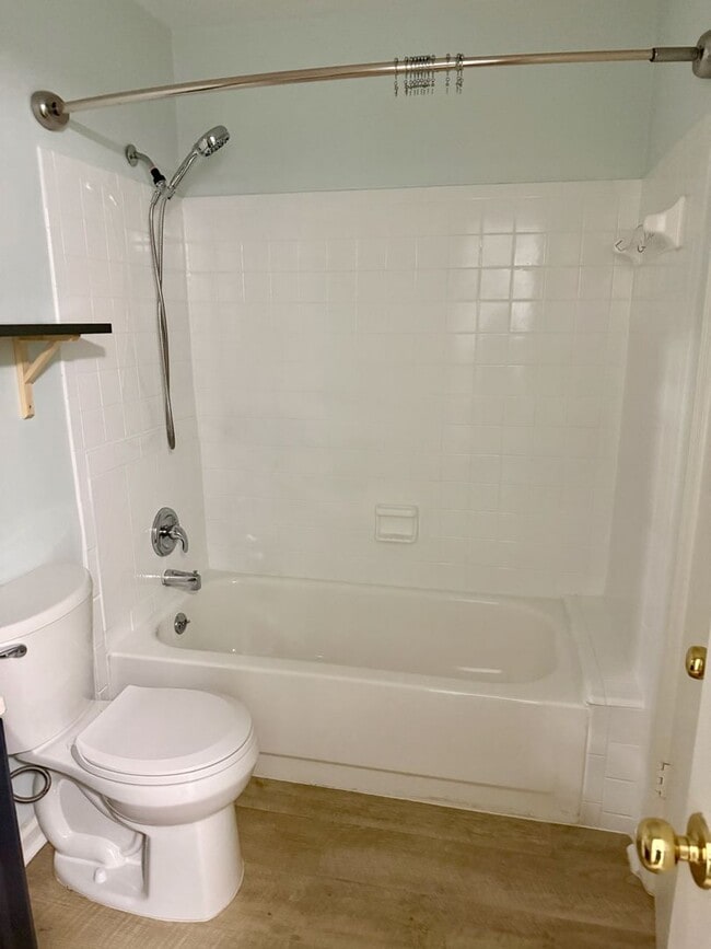 Building Photo - Comfortable coastal living in a convenient mid-island location! Available Now!