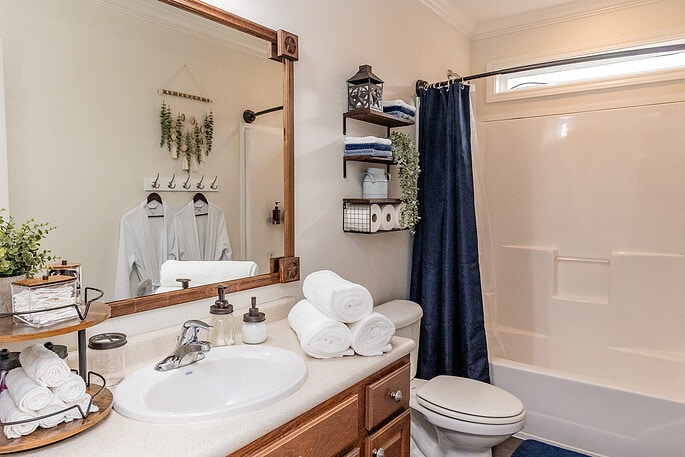 Full Hallway Bath w/ Shower-Tub & Bidet - 1004 Pecan St