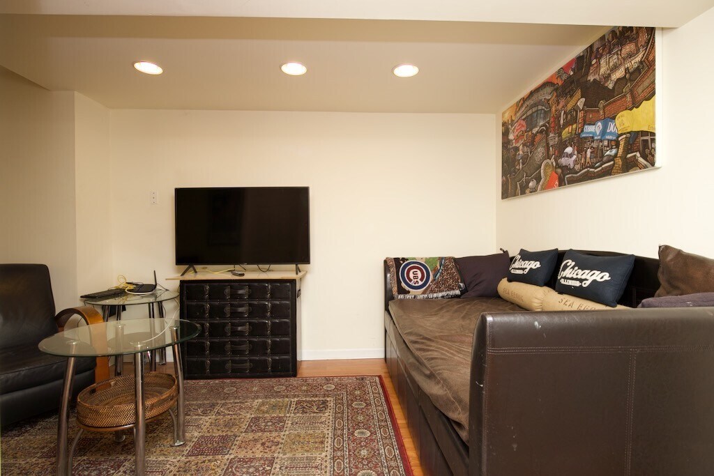 Building Photo - 919 W Newport Ave