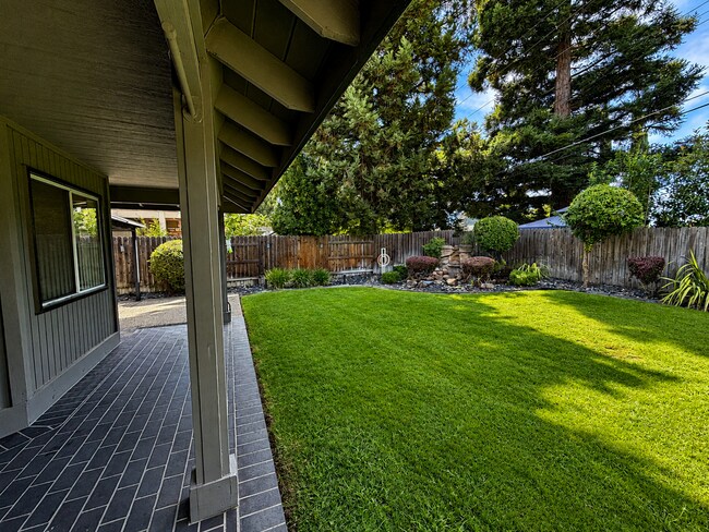 Building Photo - 8036 Glenbar Way