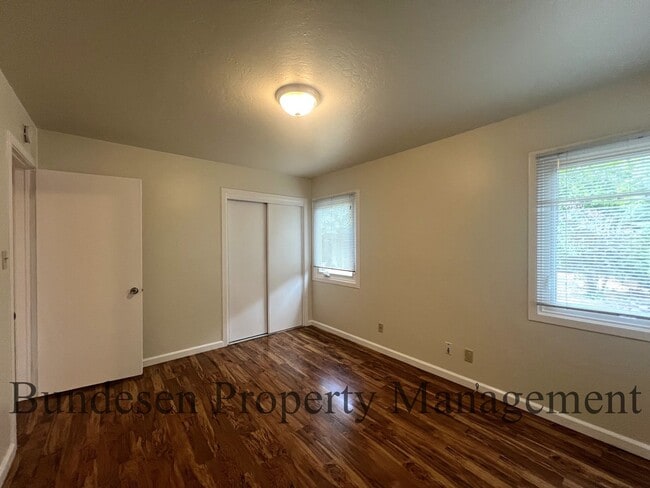 Building Photo - 3237 Midway Dr