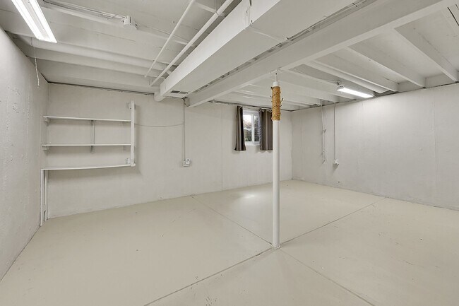 Building Photo - $2,495.00, 3 bed, 2 bath located in Westmi...