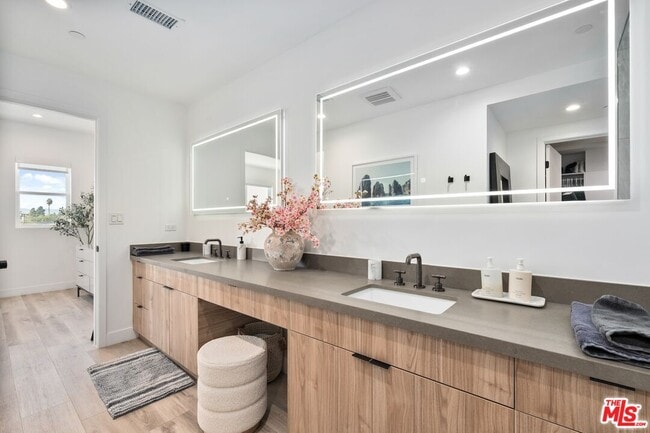 Building Photo - 4912 S Centinela Ave