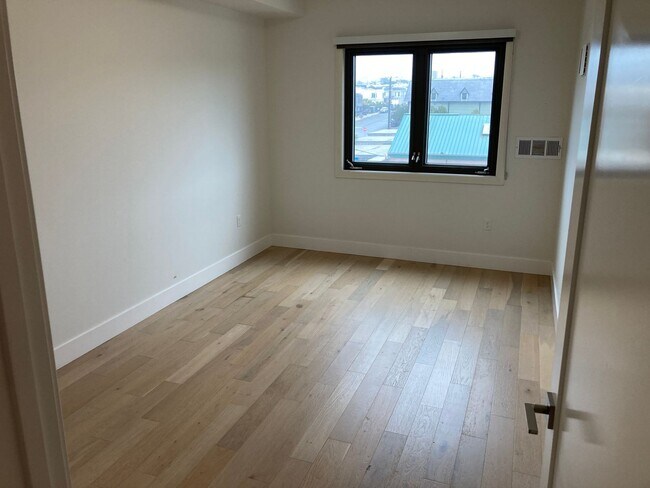 Building Photo - Back on the market! Modern 2 bedroom 2 bath condo blocks from the beach w/parking and washer/drye...