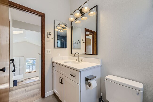 Building Photo - Beautifully Remodeled 3 Bed/2 Bathroom Hom...