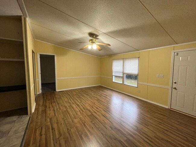 Building Photo - 3 Bedrooms, 2 Bathrooms - Mobile Home in West Rome!