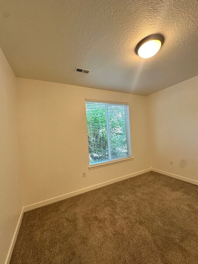 Building Photo - 11303 S River Heights Dr