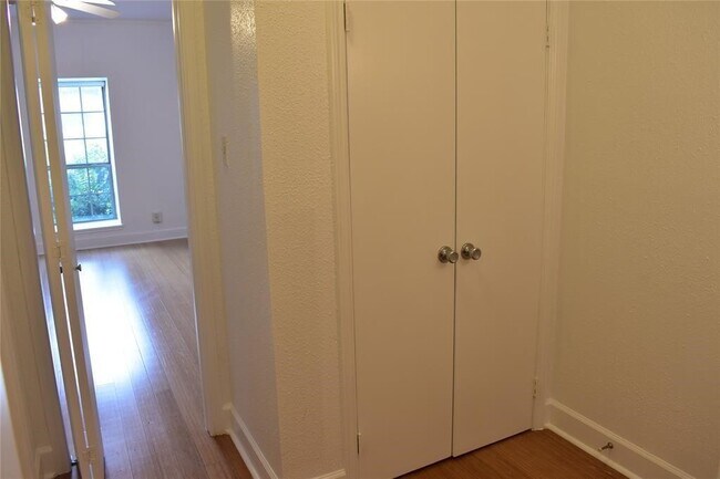 Building Photo - 2425 Underwood St