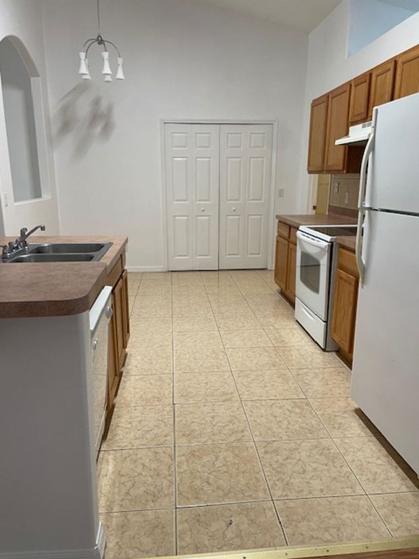 Building Photo - 51 Fordham Ln