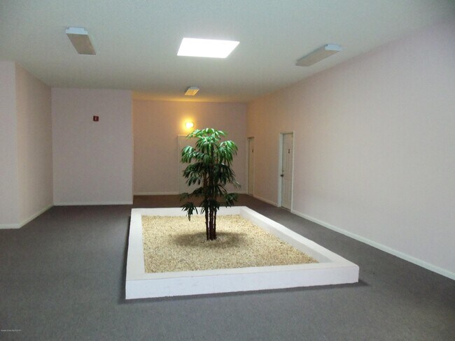 Building Photo - 750 S Orlando Ave