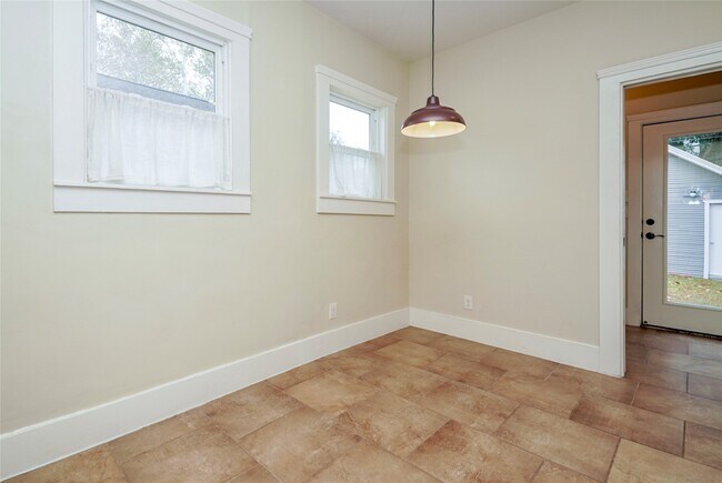 Building Photo - 617 Aurora St