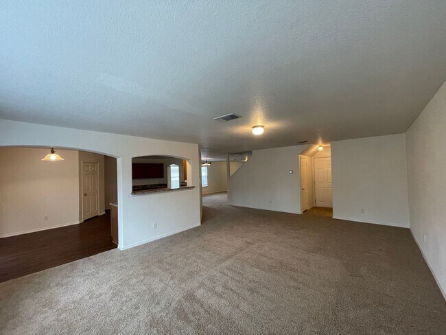 Building Photo - LOTS OF SQUARE FOOTAGE IN THIS 4 BEDROOM H...