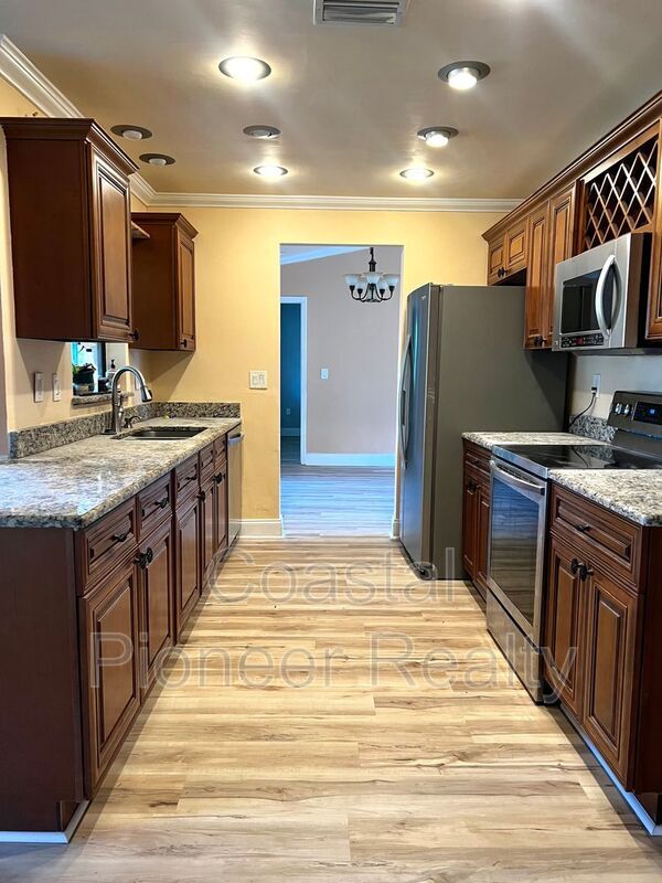 Building Photo - 3233 Oakwood Pl