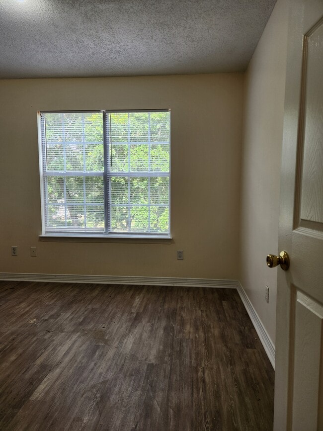 Building Photo - 1504 Beachview Dr