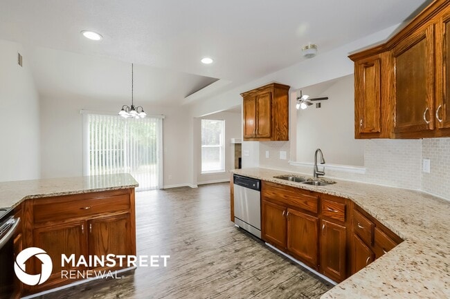 Building Photo - 7303 Oak St