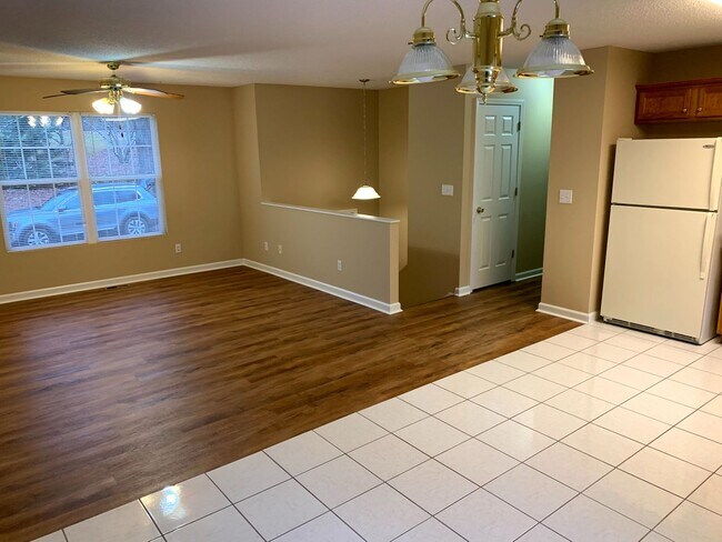 Building Photo - 3 Bedroom/2 Bath Split-Foyer Home Kingspor...